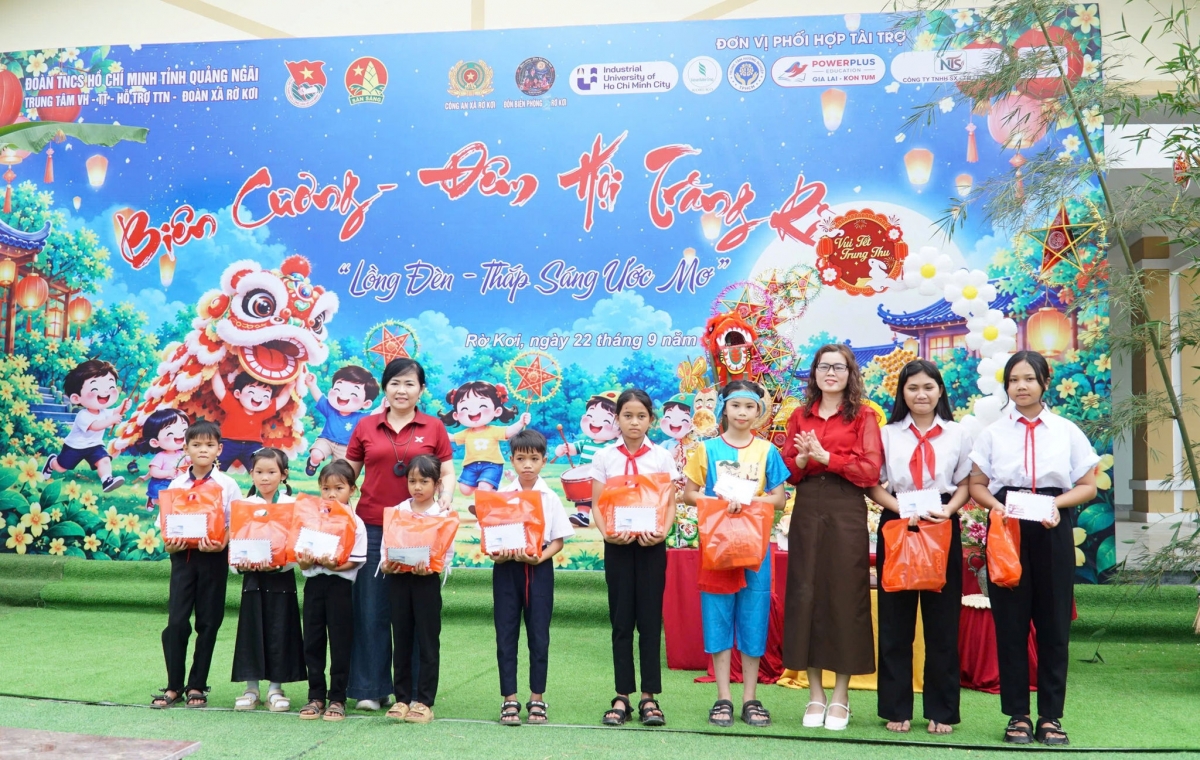 Trung tâm Văn hóa - Thể thao - Hỗ trợ thanh thiếu nhi tỉnh Quảng Ngãi tặng quà và trao học bổng cho các em học sinh đồng bào DTTS tại Trường Phổ thông nội trú Tiểu học - Trung học cơ sở Rờ Kơi. Ảnh: T.T