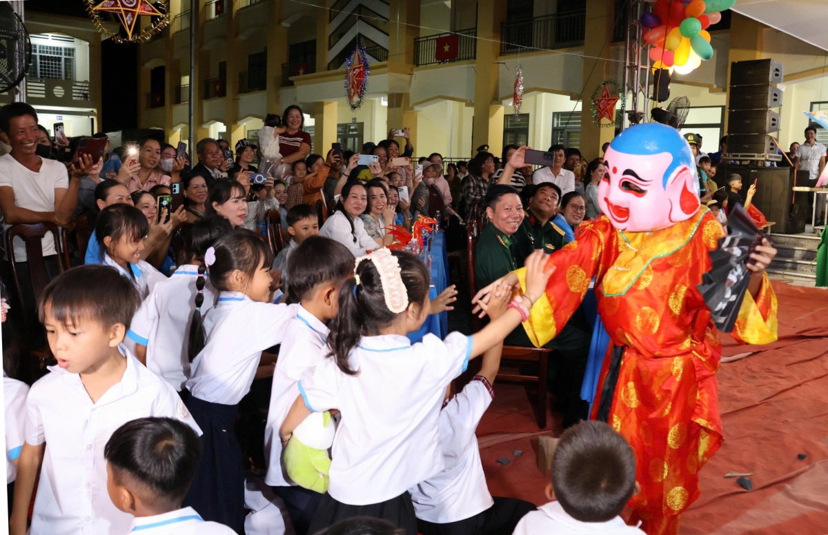 Bôk nău kan "N'har bri - Măng bŏng khay" nsĭt tât nău răm rhơn, n'gŭr răm an ăp kon se jê̆ xă Ia Lốp
 