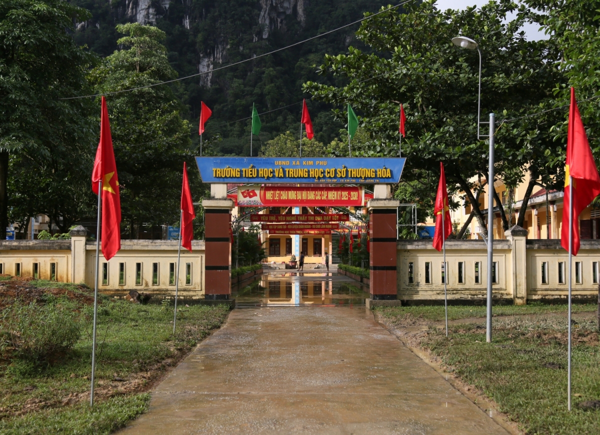 Với quyết tâm dù mưa bão cũng không gián đoạn việc dạy và học, các thầy cô đã đưa con chữ đến học sinh vùng đồng bào dân tộc thiểu số. Ảnh: Thanh Hiếu/VOV Miền Trung