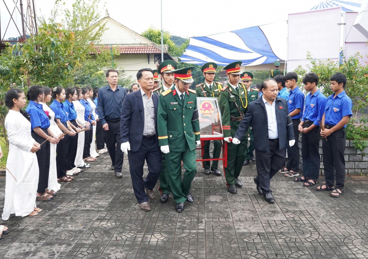 Ba dor tơhan djai drơi rơgŏm ơi A Ngõa ƀơi Pơsat tơhan Tu Mơ Rông, tơring čar Quảng Ngãi