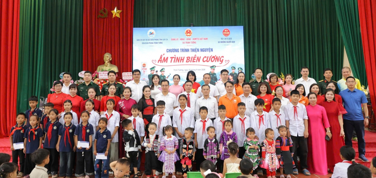 Các đơn vị trao hàng trăm suất quà cho trẻ em và gia đình khó khăn trên địa bàn Trịnh Tường
(Ảnh: Quang Thảo)