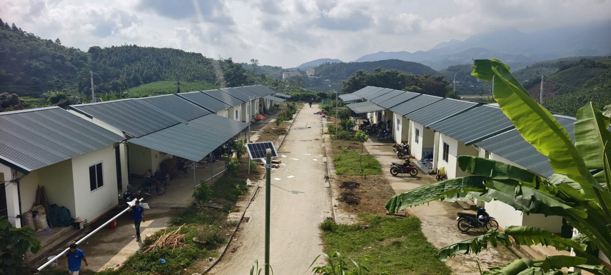 Bản làng được thắp sáng nhờ những cột đèn năng lượng mặt trời (Ảnh: Quang Thảo)