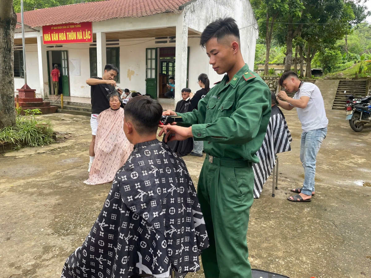 Các chiến sĩ cắt tóc miễn phí cho trẻ em (Ảnh: Quang Thảo)