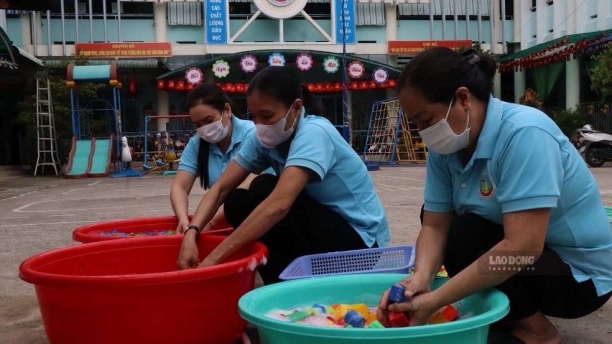 Các trường, điểm giữ trẻ chú trọng vệ sinh đồ chơi, phòng học để phòng dịch bệnh. Ảnh: Hoàng Lộc