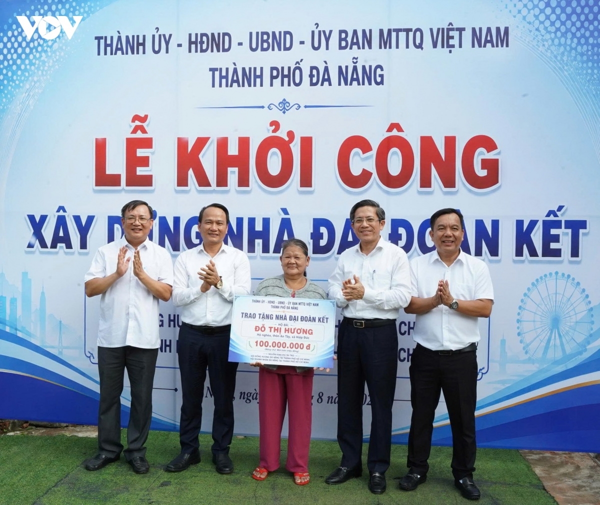 Ông Nguyễn Đình Vĩnh (thứ hai từ trái sang) Phó Bí thư Thành ủy, Chủ tịch UBMTTQVN TP Đà Nẵng trao biểu trưng tặng nhà Đại đoàn kết cho bà Đỗ Thị Hương. (Ảnh: Tuyết Lê/VOV Miền Trung)