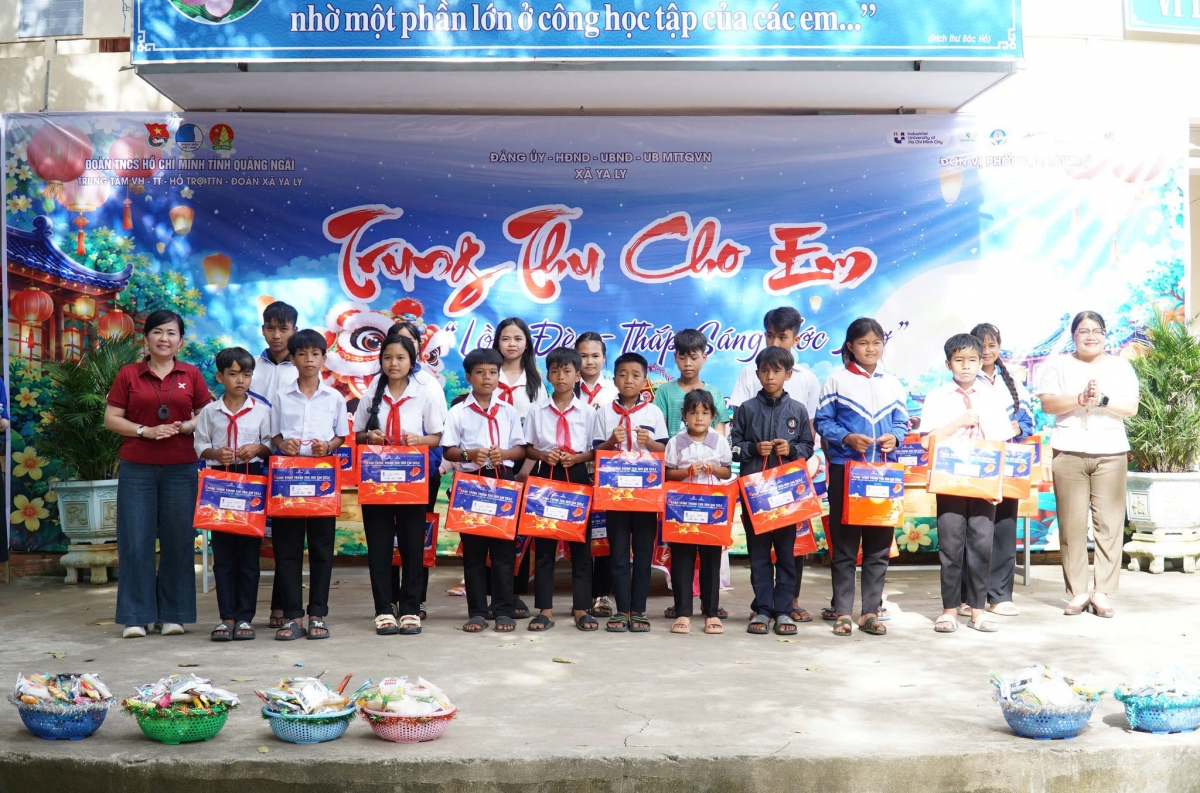 Trung tâm Văn hóa - Thể thao - Hỗ trợ thanh thiếu nhi tỉnh Quảng Ngãi tặng quà cho các em học sinh đồng bào DTTS Trường Tiểu học xã Ya Ly. Ảnh: T.T