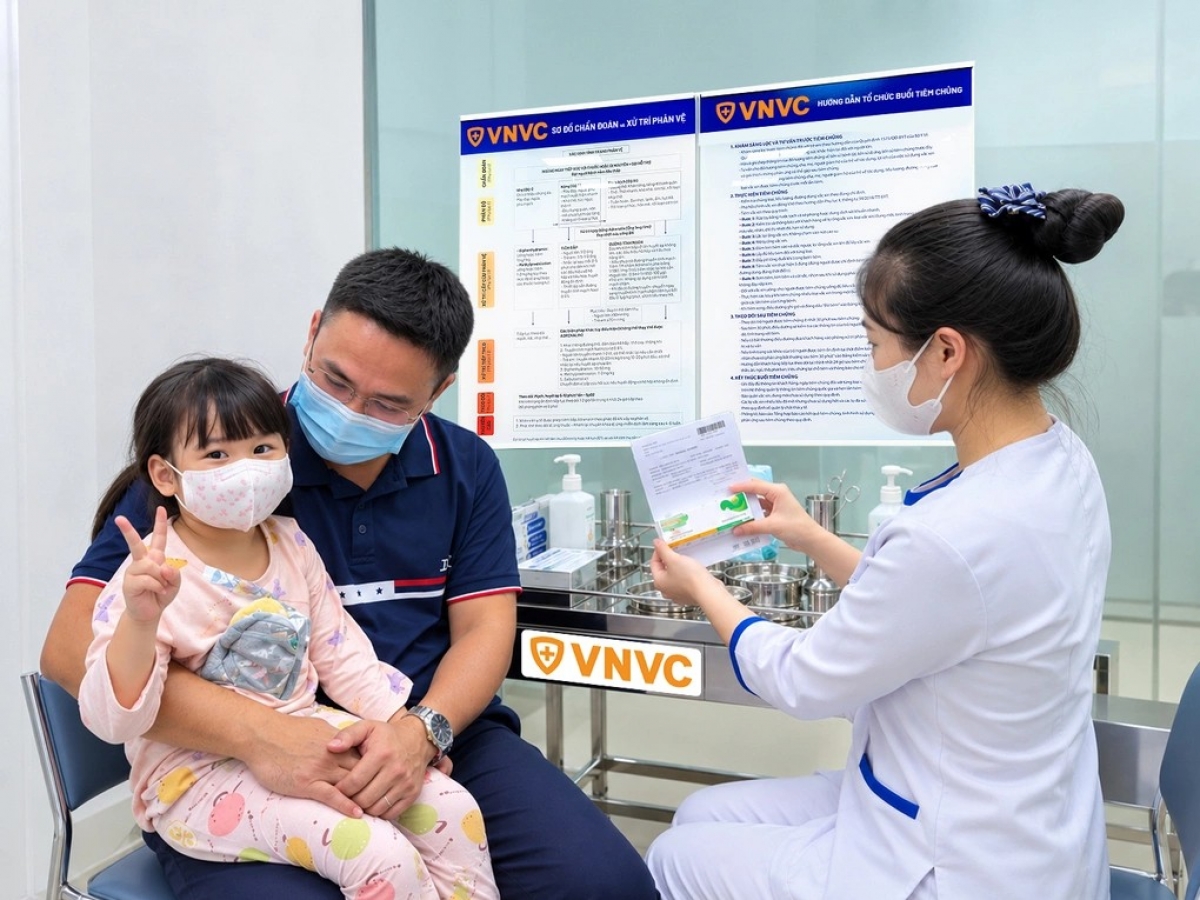 Chồng chị Nay Ngân đưa con gái 3 tuổi từng mắc tay chân miệng tiêm vắc xin tại VNVC Ea Tam, Đăk Lăk. Ảnh: Bùi Huyền