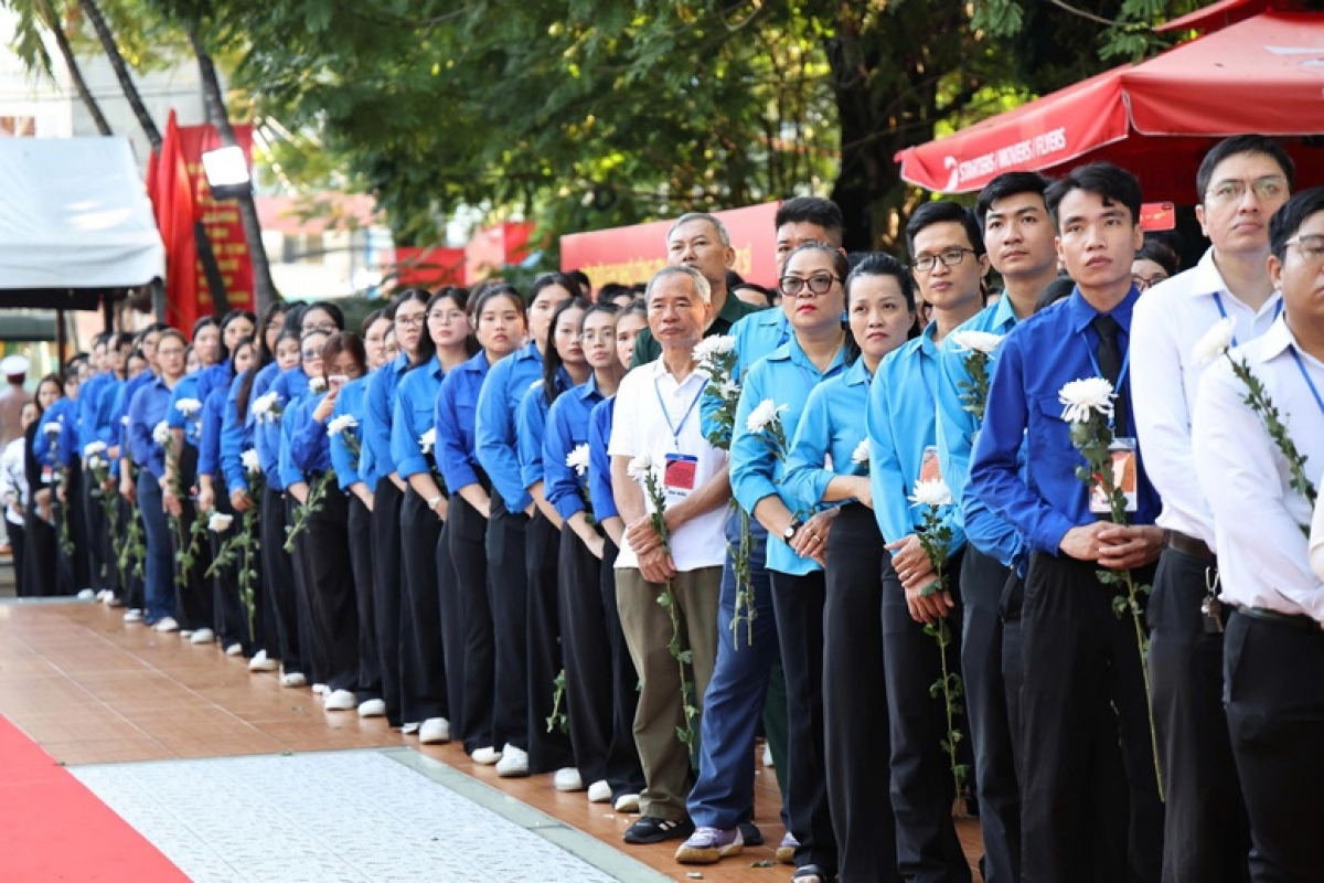 Các cựu chiến binh, các tầng lớp nhân dân vào viếng, tiễn đưa các liệt sĩ về nơi an nghỉ  