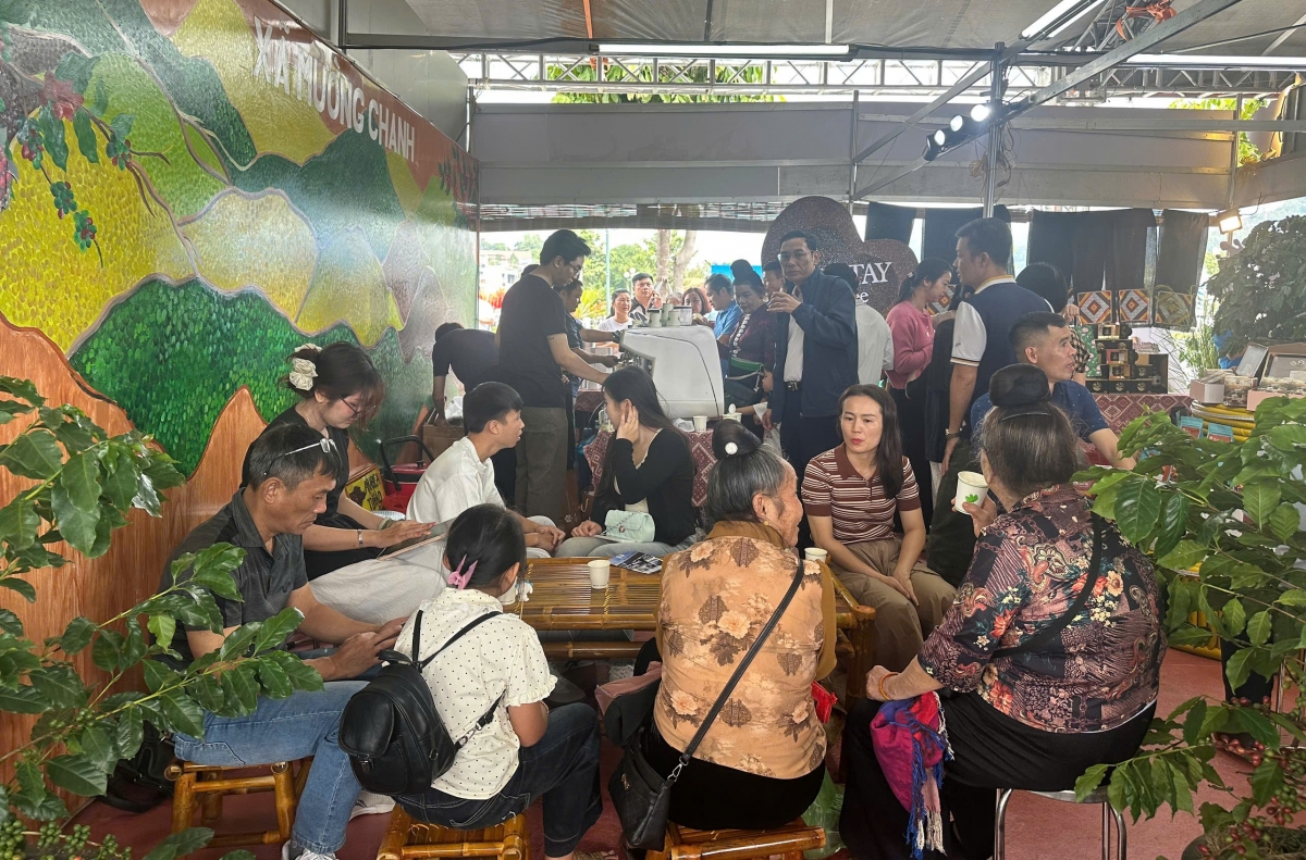 Các không gian trải nghiệm thu hút đông người dân và du khách. Ảnh: Lê Hạnh/VOV Tây Bắc