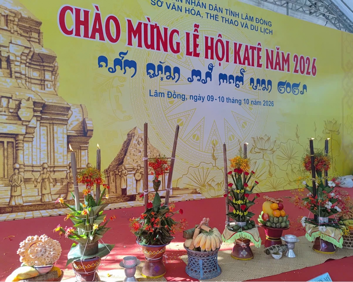 Thôn-la đạt giải nhất sẽ được chọn đặt trưng bày tại gian tháp chính. Ảnh: Đoàn Sĩ/VOV TPHCM
 