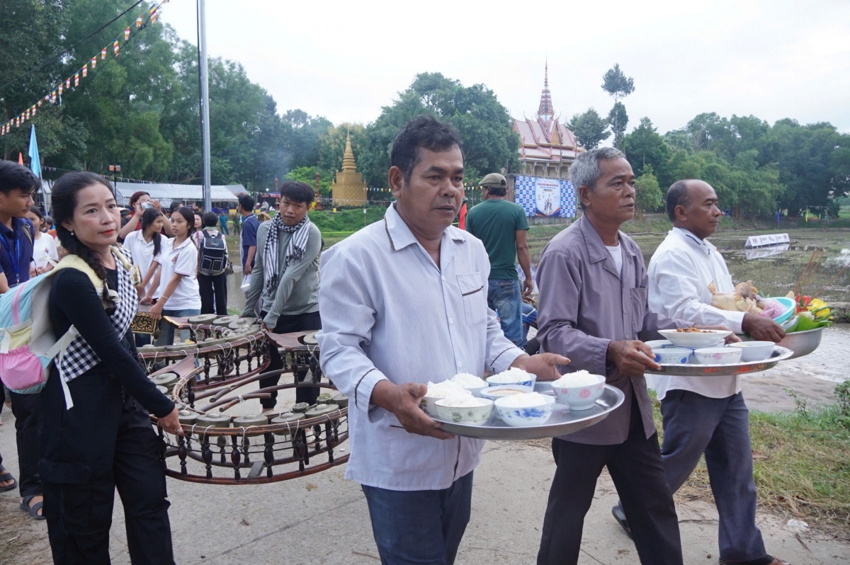 Phum sóc rộn ràng lễ Sene Donta. Ảnh: CTV Tạ Quang