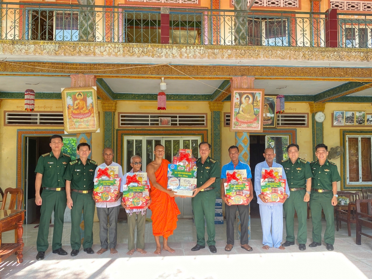 Lực lượng Biên phòng An Giang thăm tặng quà các chùa Khmer nhân dịp lễ Sene dolta.
Ảnh: Lam Hiếu/VOV ĐBSCL