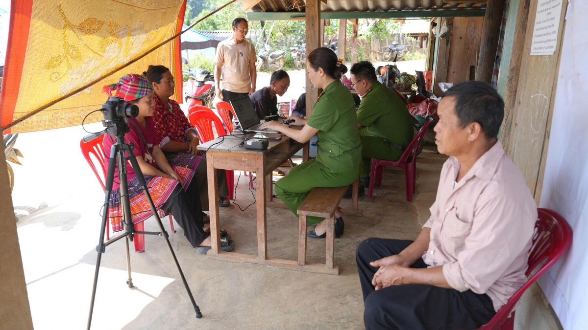 Cán bộ Công an xã Khao Mang hỗ trợ người dân thực hiện nhiều thủ tục, cập nhật thông tin và sử dụng các tiện ích số ngay tại thôn bản. Ảnh: Thừa Xuân/VOV Tây Bắc