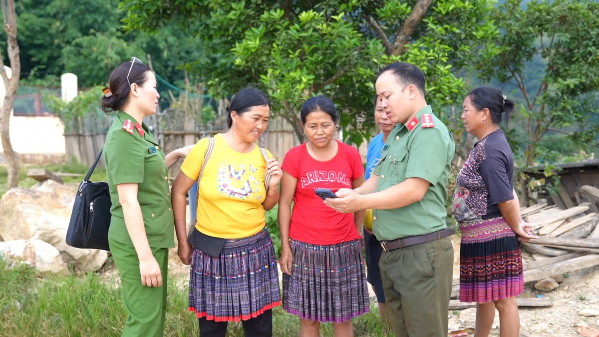 Lực lượng Công an xã vừa hướng dẫn sử dụng VNeID, vừa giải đáp những vướng mắc để người dân vùng cao thuận tiện tiếp cận các dịch vụ số. Ảnh: Thừa Xuân/VOV Tây Bắc