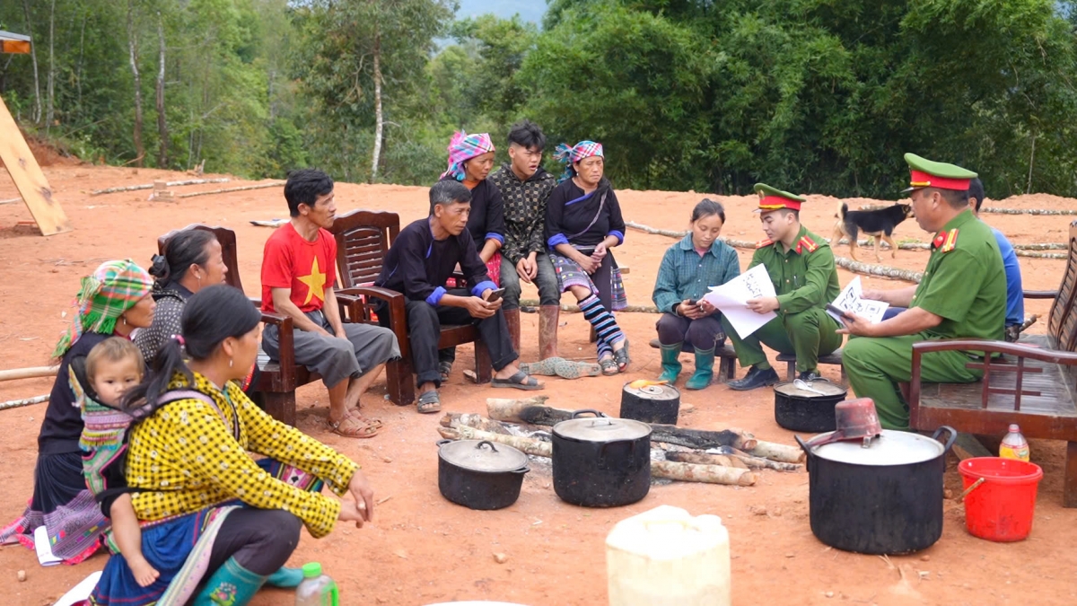 Những buổi tuyên truyền, hướng dẫn được tổ chức ngay tại nơi người dân sinh sống. 
Ảnh: Thừa Xuân/VOV Tây Bắc