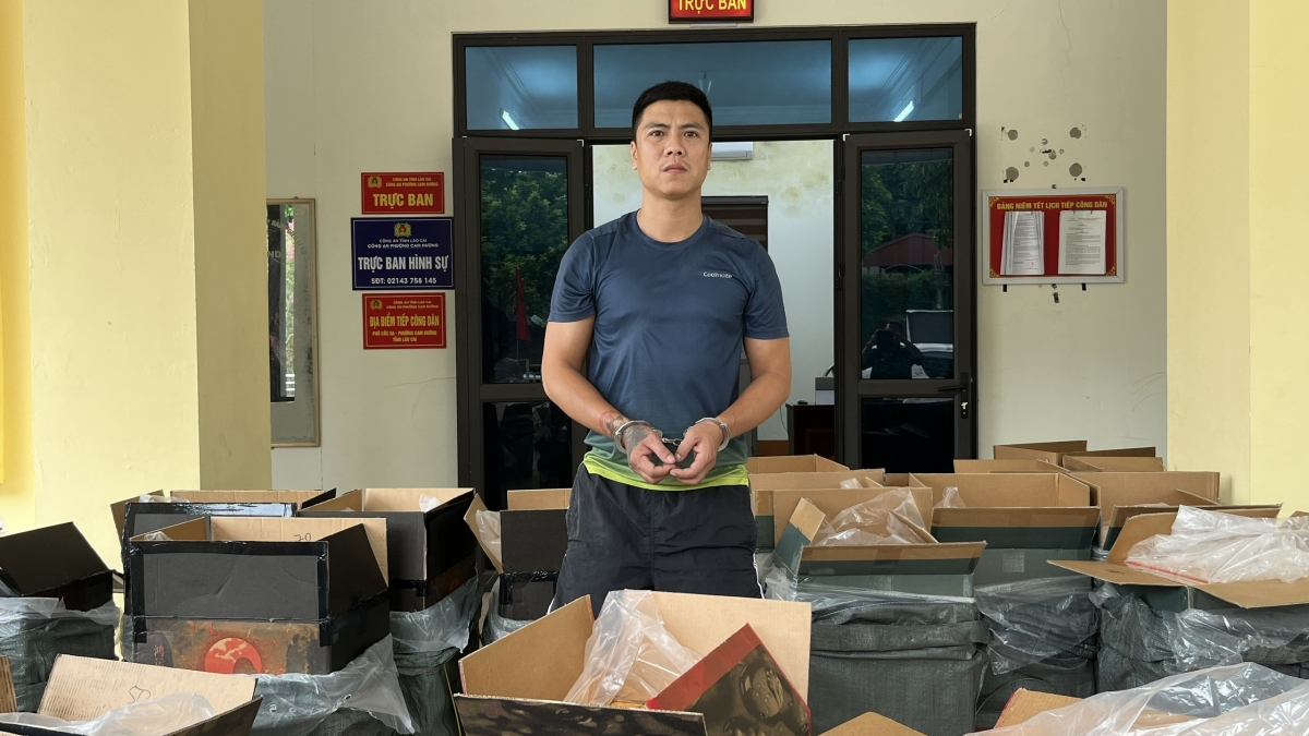 Đối tượng Trần Quang K. với số tang vật bị thu giữ (Ảnh: Đơn vị cung cấp)