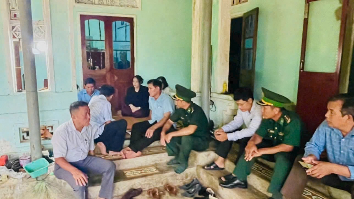 Trực tiếp vận động người dân với phương châm "mưa dầm thấm lâu" - Ảnh: Trung Thành.
