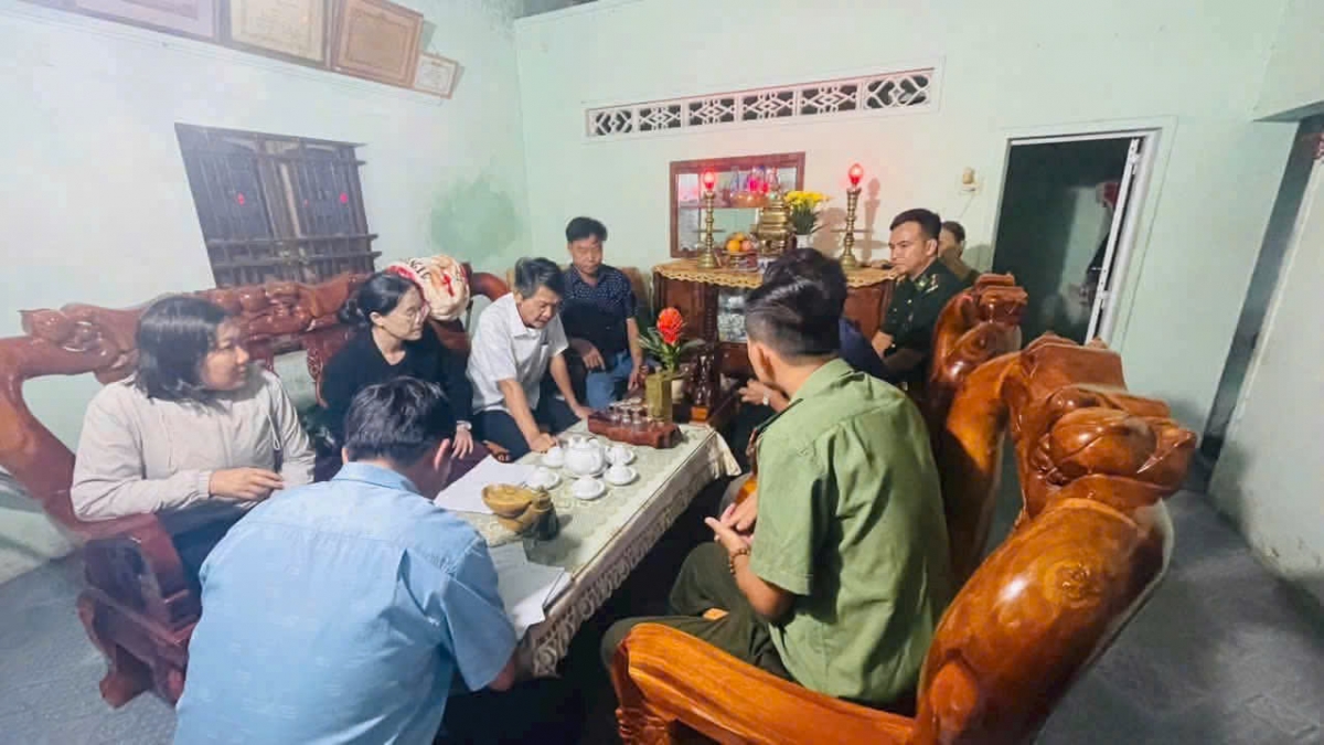 CBCS biên phòng thường xuyên phối hợp với chính quyền địa phương tuyên truyền, vận động nhân dân chấp hành đường lối, chủ trương, chính sách của Đảng, Nhà nước. Ảnh: Trung Thành.