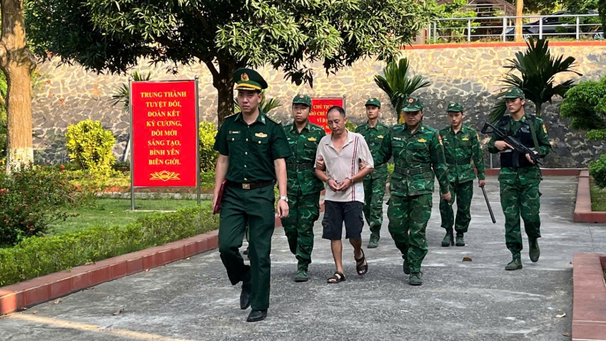 BĐBP dẫn giải đối tượng về trụ sở làm việc (Ảnh: Đơn vị cung cấp)