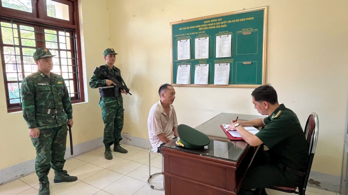 Lực lượng chức năng làm việc với đối tượng Ly Thền Hồ (Ảnh: Đơn vị cung cấp)