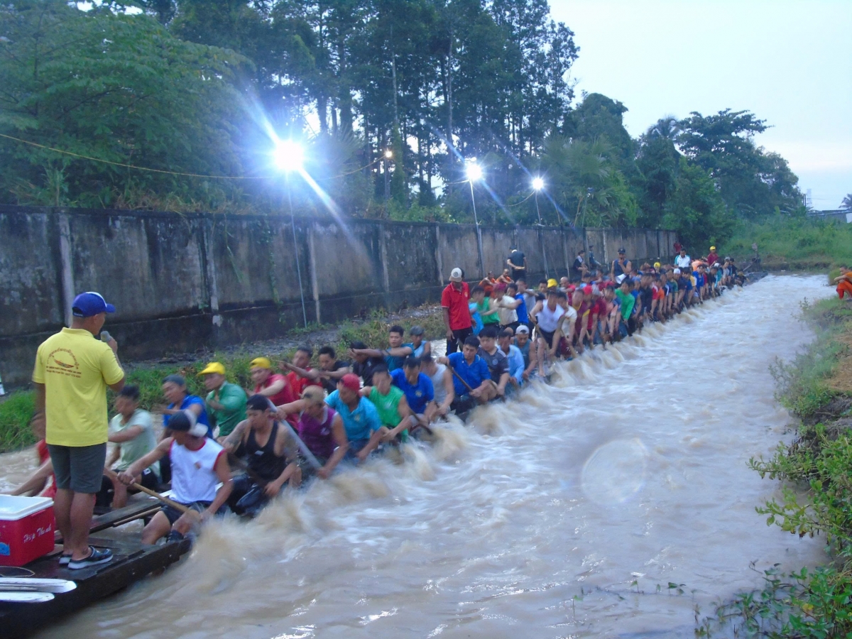 Đồng bào Khmer tập bơi đua ghe Ngo. Ảnh: Thạch Hồng/VOV ĐBSCL