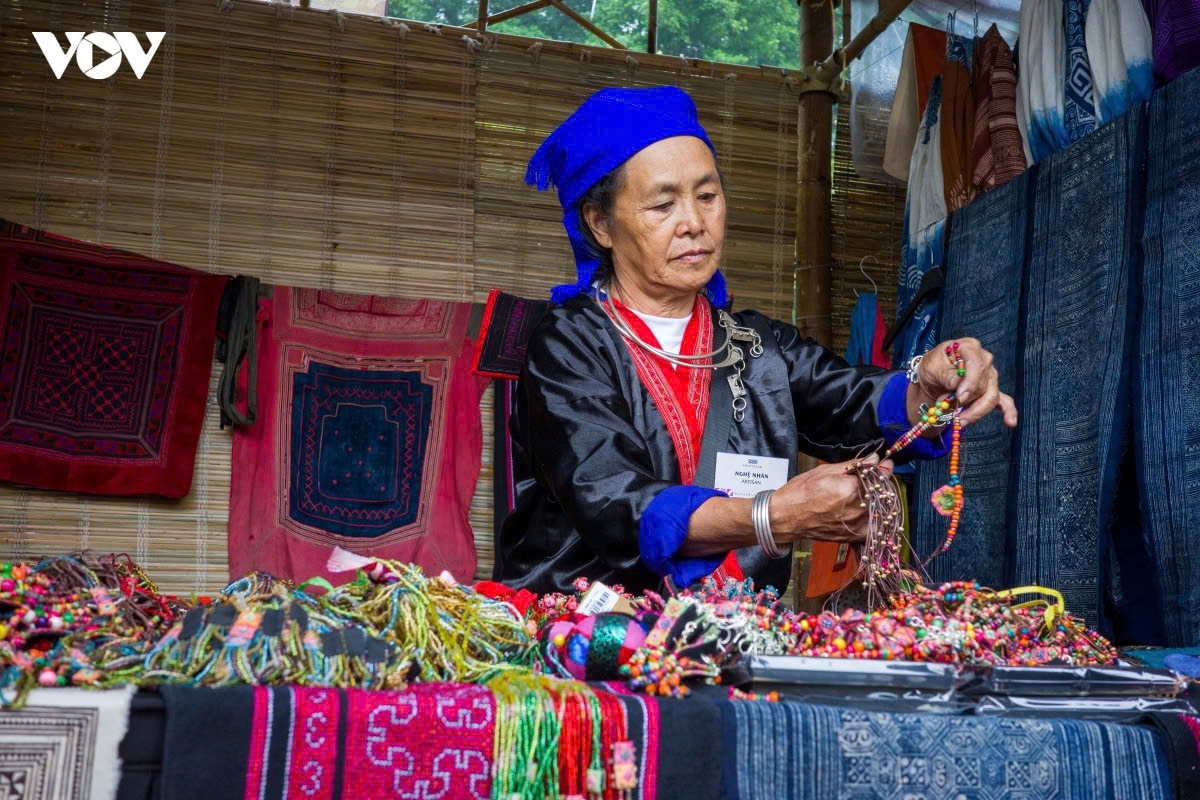 Bà Giàng Thị Mẩy, người sáng lập Tổ hợp thêu truyền thống phụ nữ Mông ở thôn Tà Là Cáo, xã Sính Phình, tỉnh Điện Biên. 