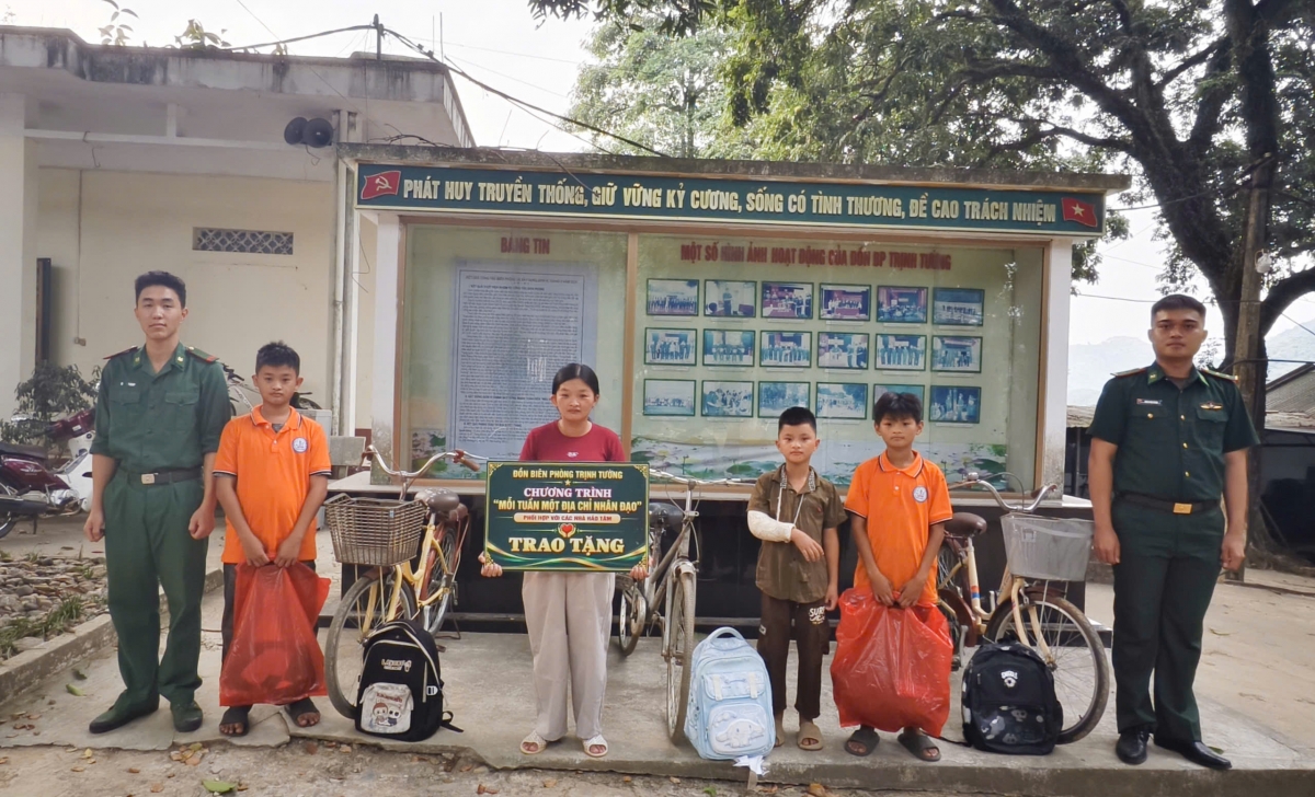 Các đơn vị trao tặng nhiều phần quà cho học sinh có hoàn cảnh khó khăn (Ảnh: Quang Thảo)