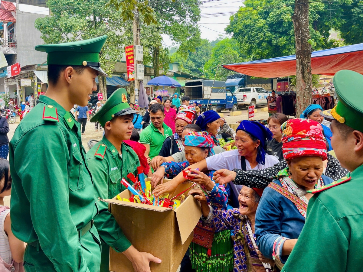Tình quân dân thêm bền chặt từ các hoạt động an sinh xã hội (Ảnh: Quang Thảo)