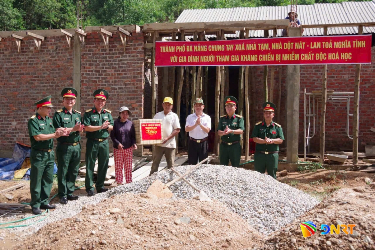 Đoàn công tác thăm, tặng quà một gia đình đang được hỗ trợ xây dựng nhà ở. Ảnh: Bộ Chỉ huy Quân sự thành phố
