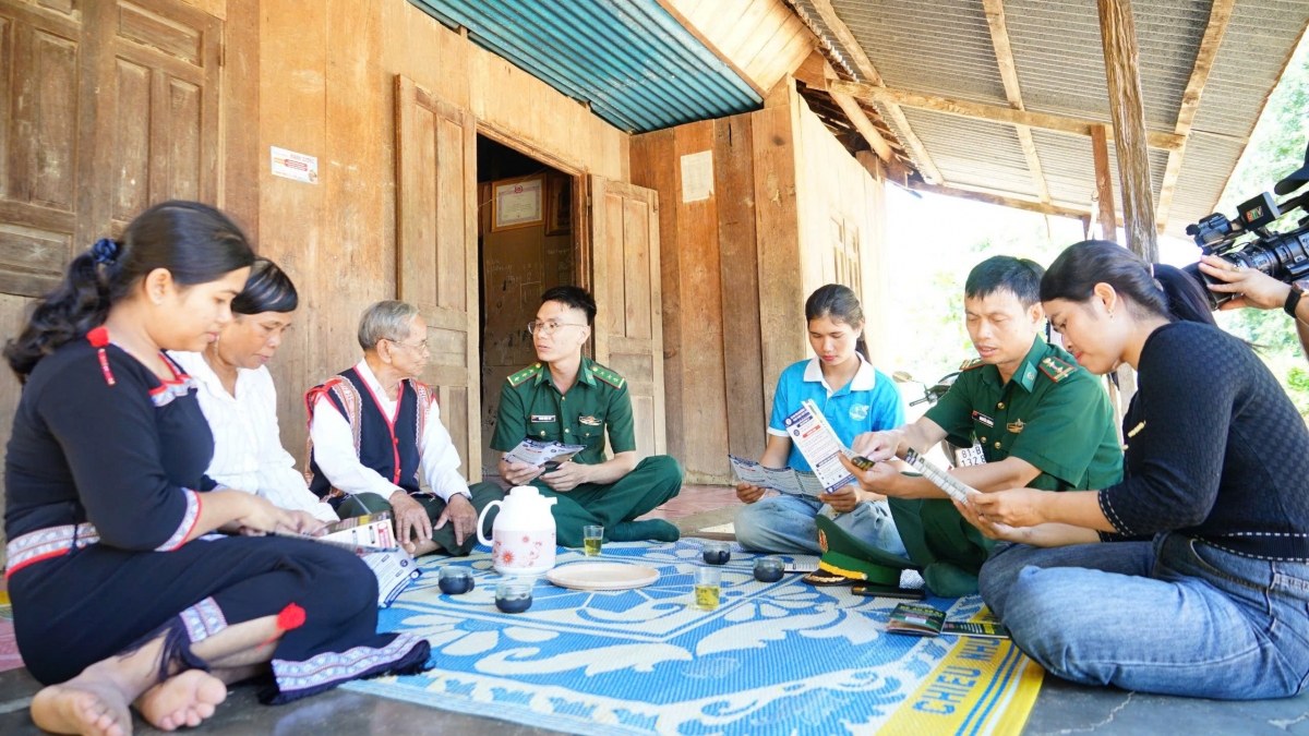 Câu lạc bộ Phụ nữ phòng, chống mua bán người xã Ia Púch trở thành nòng cốt
trong tuyên truyền vận động nhân dân (Ảnh: ĐVCC)