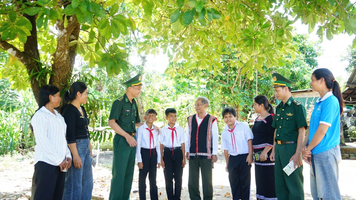 Mỗi phụ nữ đang trở thành một hạt nhân tuyên truyền,
mỗi gia đình là một điểm tựa phòng ngừa ở Ia Púch (Ảnh: ĐVCC)