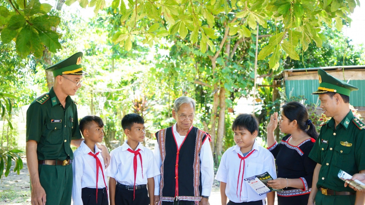 Câu lạc bộ phối hợp với BĐBP, già làng, người có uy tín lồng ghép nội dung phòng, chống mua bán người trong các buổi gặp gỡ, sinh hoạt cộng đồng (Ảnh: ĐVCC)