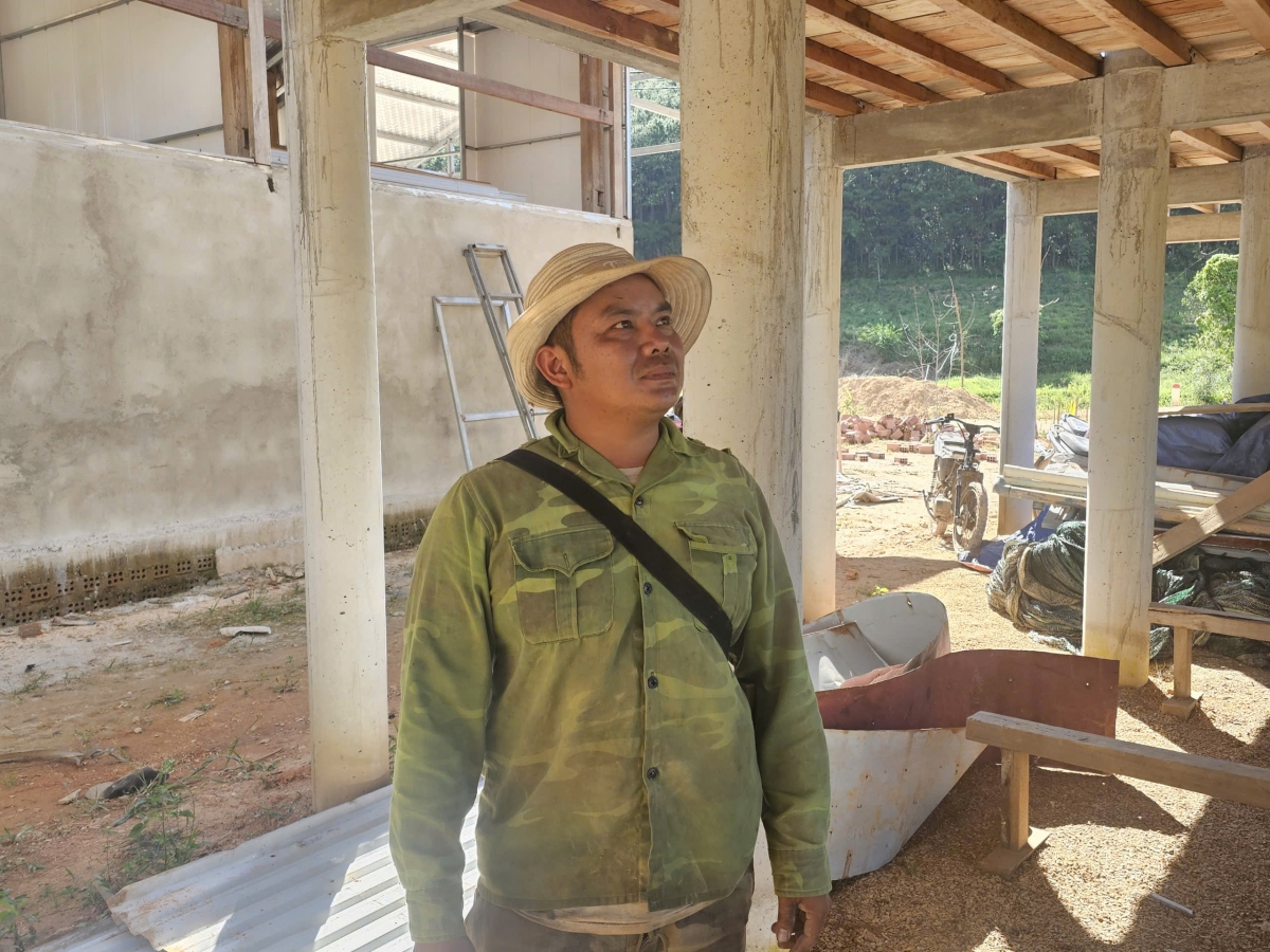 Anh Vi Văn Chồm bên căn nhà đang hoàn thiện. Ảnh: Thanh Thắng/VOV Miền Trung