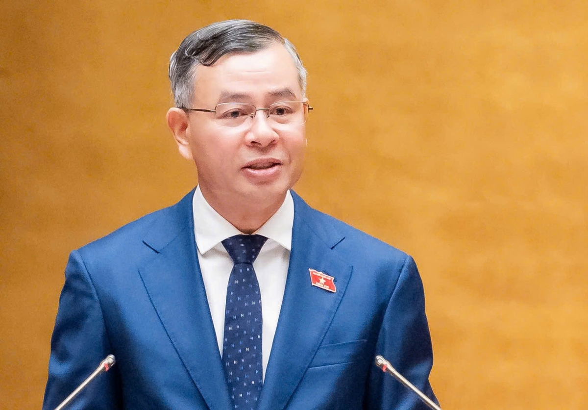 Bộ trưởng Bộ Tài chính Ngô Văn Tuấn trình bày Tờ trình của Chính phủ về các dự án Luật tại Kỳ họp thứ Hai, Quốc hội khóa XVI. Ảnh: quochoi.vn
