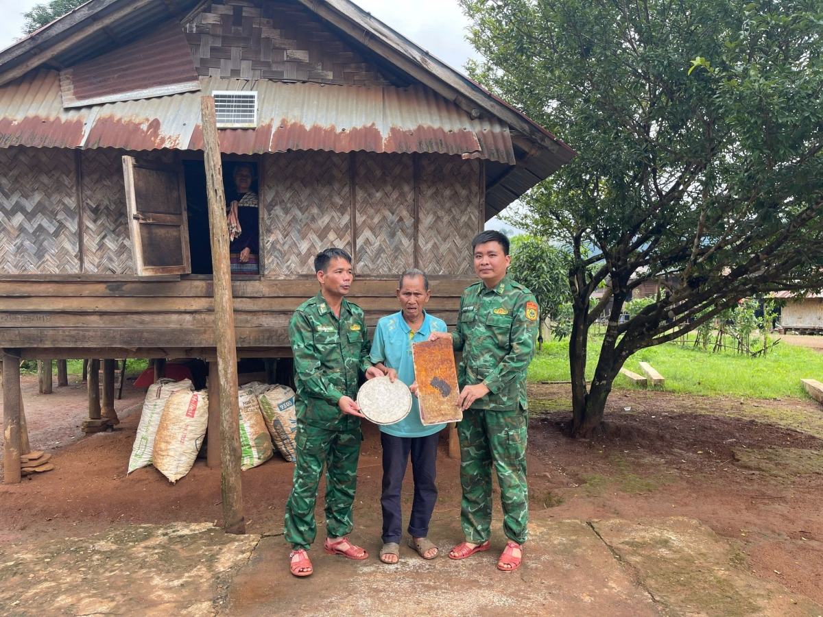 Nguồn tin của người dân giúp lực lượng BĐBP tiếp tục hành trình tìm kiếm quy tập mộ liệt sĩ
(Ảnh: Đồn BP Hướng Phùng)