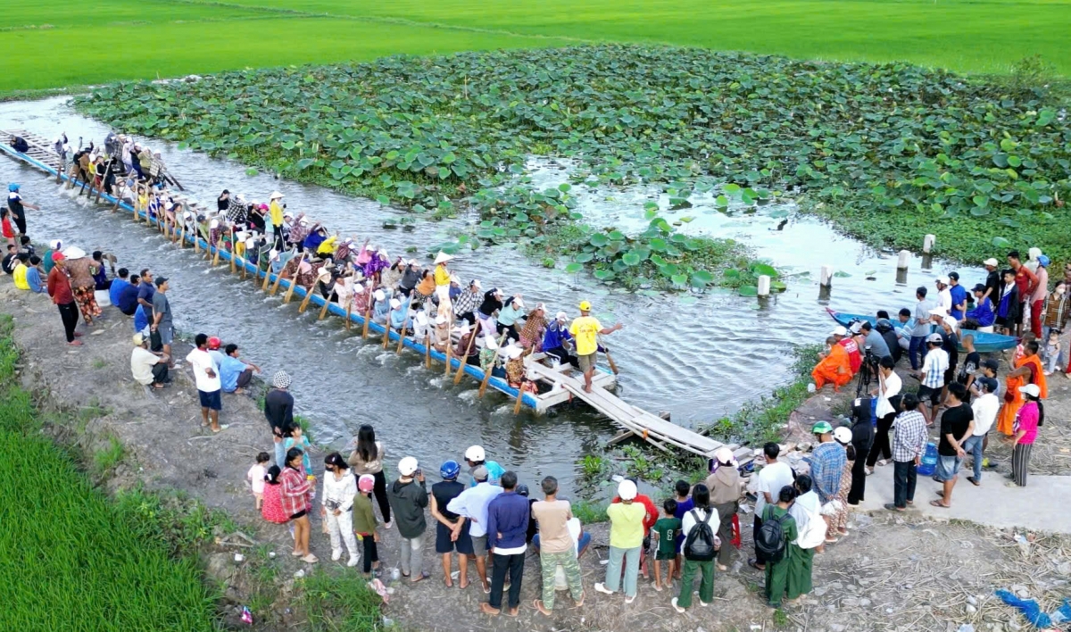 Từ những buổi tập chung, tình đoàn kết giữa các thành viên ngày càng gắn bó, góp phần thắt chặt tình làng nghĩa xóm và sức mạnh cộng đồng phum sóc. Ảnh: Thạch Hồng/VOV ĐBSCL