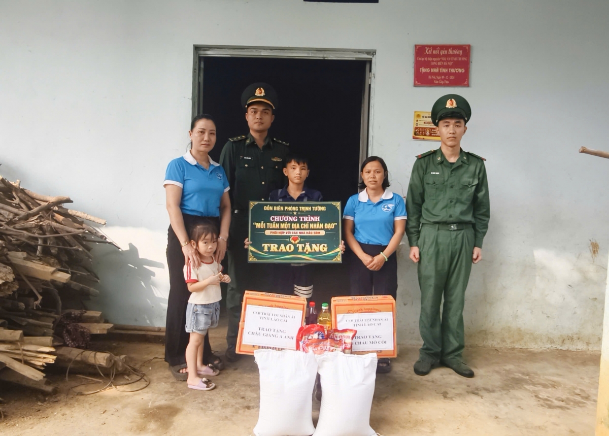 Cán bộ Hội phụ nữ và CBCS biên phòng cùng trao quà cho các em nhỏ khó khăn trên địa bàn (Ảnh: ĐVCC)
