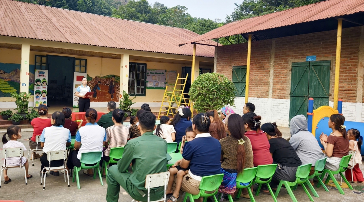 Cán bộ phụ nữ tuyên truyền cho người dân về bình đẳng giới, phòng, chống bạo lực gia đình (Ảnh: ĐVCC)