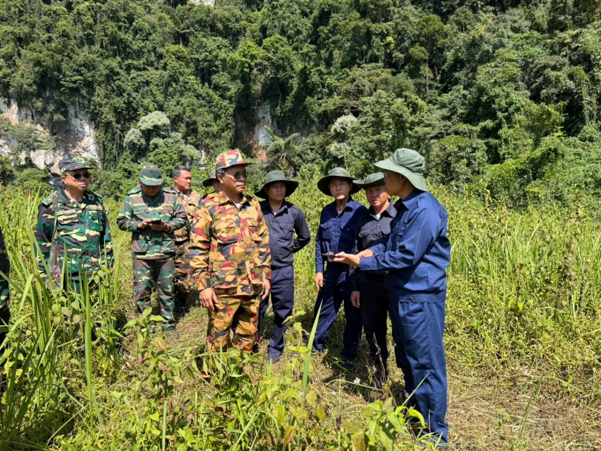 Thiếu tướng Bua Phăn In Tha Păn nha, Chủ tịch Uỷ ban Chính quyền tỉnh, Trưởng ban công tác đặc biệt tỉnh Xay Sổm Bun cùng đi thực địa với bộ đội (Ảnh: BCHQS tỉnh Nghệ An)