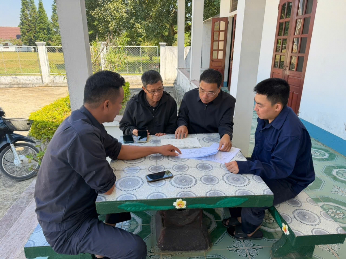 Thân nhân liệt sĩ đến đơn vị trao đổi và cung cấp thông tin nơi liệt sĩ hy sinh (Ảnh: BCHQS tỉnh Nghệ An)