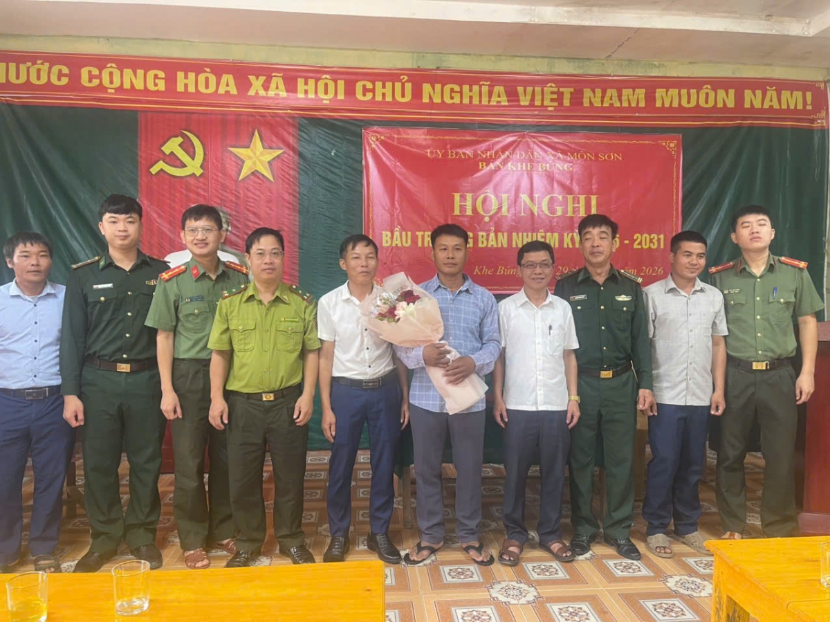Các đại biểu chúc mừng trưởng bản trúng cử nhiệm kỳ 2026- 2031 (Ảnh: UBND xã Môn Sơn)