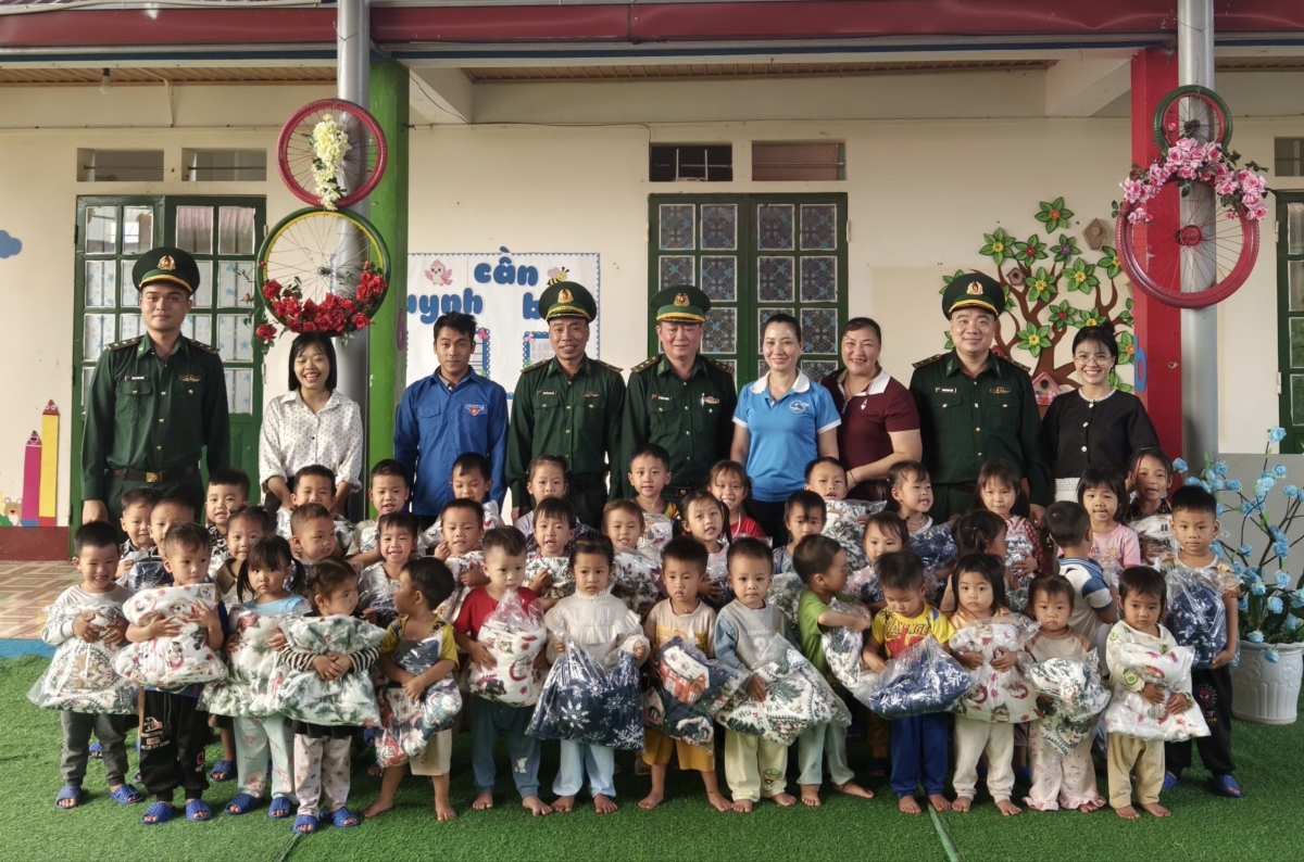 Các em nhỏ nhận áo ấm mùa đông từ CLB Trái tim nhân ái tỉnh Lào Cai (Ảnh: Đồn BP Trịnh Tường)