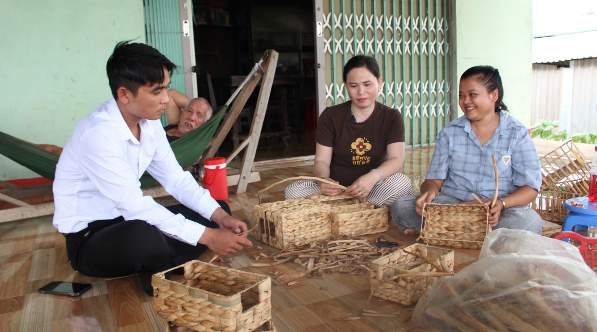 Chị Phạm Thị Nguyên đỡ cơ cực hơn, khi có việc làm và thu nhập ổn định (Ảnh: Nguyễn Quang)