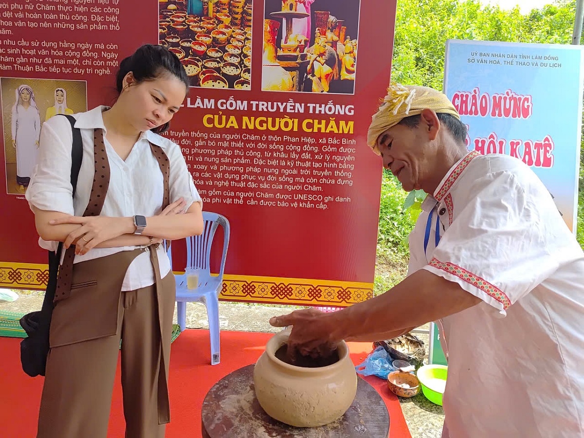 Ông Lâm Hùng Sổi trình diễn kỹ thuật làm gốm truyền thống của người Chăm tại tháp Pô Sah Inư năm 2026. (Ảnh: Đoàn Sĩ)