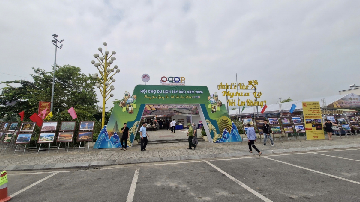 Hội chợ du lịch Tây Bắc năm 2026 và không gian quảng bá, kết nối sản phẩm OCOP tại phường Nghĩa Lộ.
Ảnh: Thừa Xuân/VOV Tây Bắc