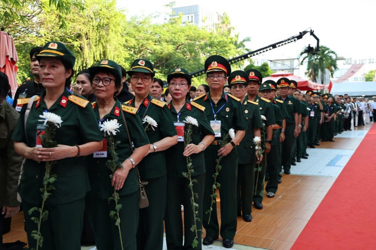 Các cựu chiến binh, các tầng lớp nhân dân vào viếng, tiễn đưa các liệt sĩ về nơi an nghỉ 