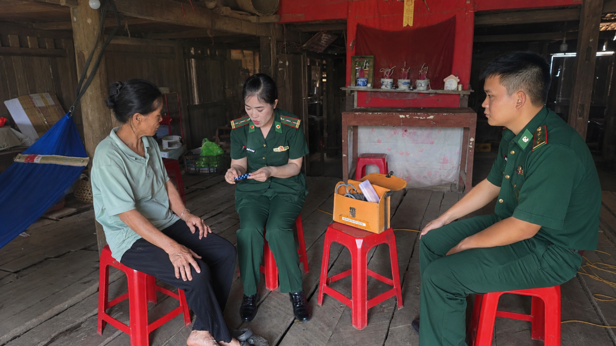 Sự tận tâm của Trung tá Nguyễn Thị Ngoạt được người dân ghi nhận và cấp ủy, chỉ huy Đồn Biên phòng Đàm Thủy đánh giá cao. (Ảnh: Nông Diệp, Mỹ Duyên)