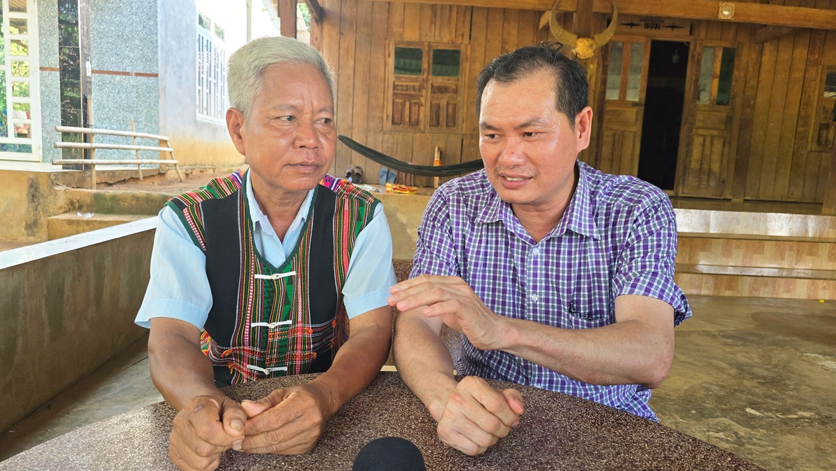 Ông Phạm Anh Tuấn, Giám đốc Trung tâm Dịch vụ tổng hợp xã Bom Bo trao đổi với ông Điểu Lá về những cách bảo tồn, lưu giữ nghề truyền thống (ảnh: Thiên Lý/VOV TP.HCM)