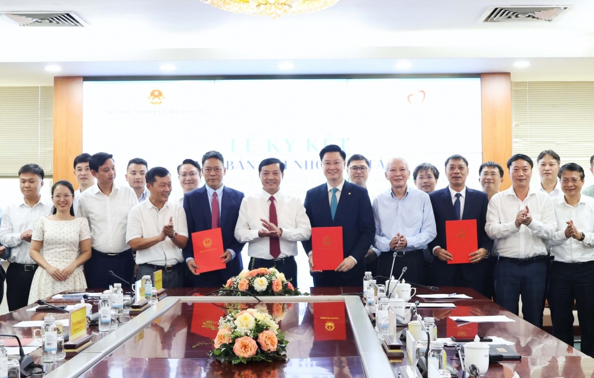Quỹ Thiện Tâm ký kết biên bản ghi nhớ với Cục Quản lý đê điều và Phòng, chống thiên tai và Cục Khí tượng Thủy văn. (Ảnh: Vingroup)