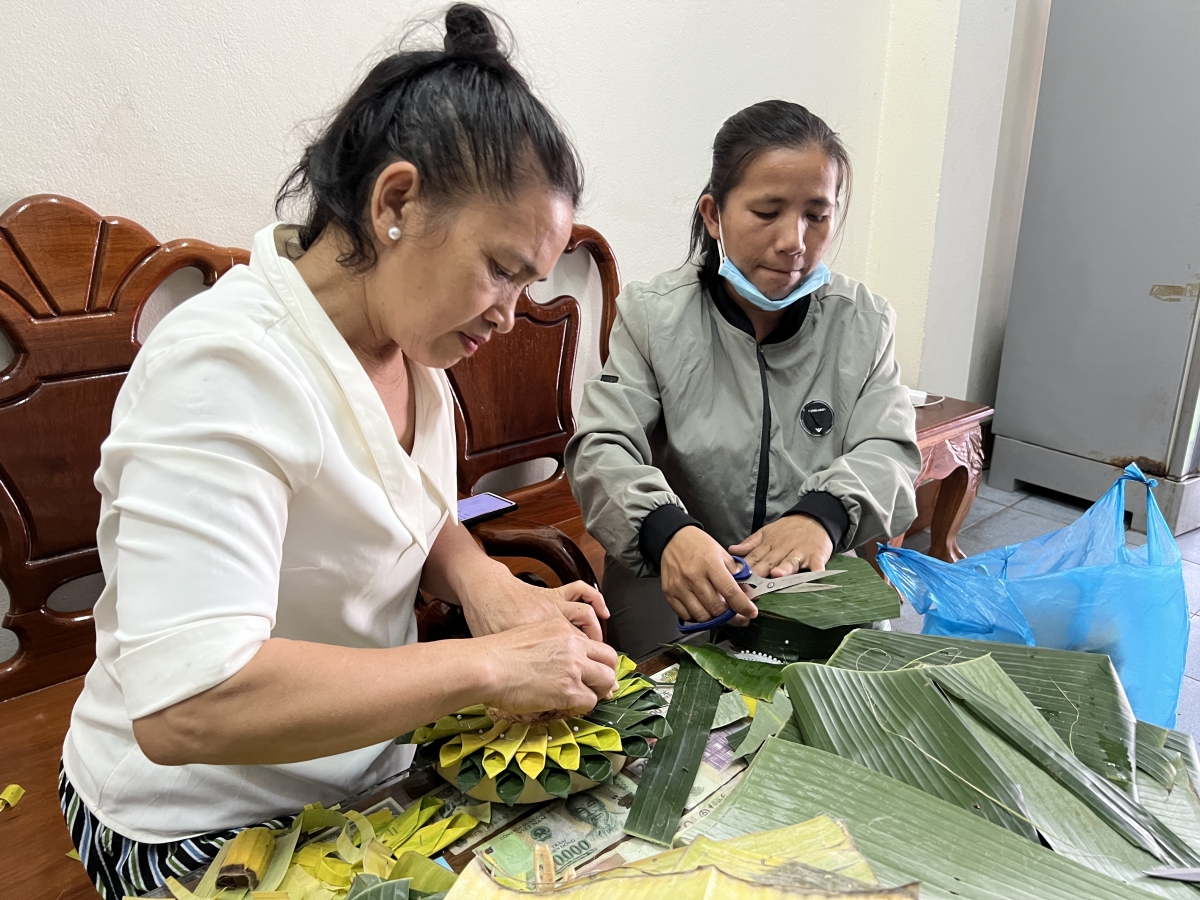 Chị Lakeo ở bản Sibounhueng, quận Chanthabouly, thủ đô Vientiane đang gấp và định hình lá chuối làm hoa đăng truyền thống. Ảnh: Trần Tuấn/VOV-Vientiane